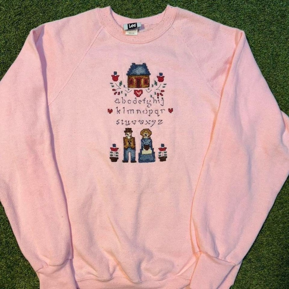 Pink vintage crewneck sweatshirt with‎ cross stitch design. Size: M #sweatshirt
